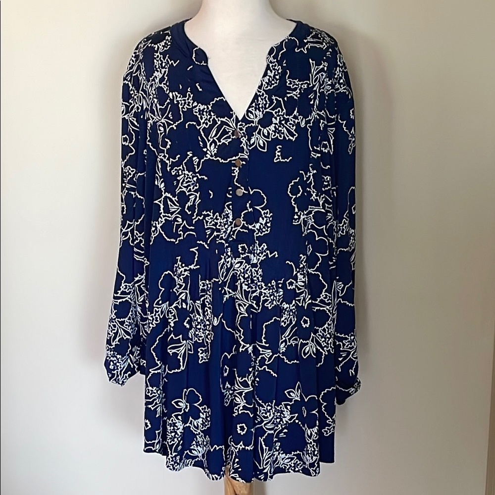 EUC Woman’s 2X Westport Floral Blue 3/4 Sleeve Button Detailed Top